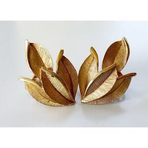 VINTAGE CROWN TRIFARI GOLD TONE FLORAL LEAF CLIP ON EARRINGS 80S COQUETTE